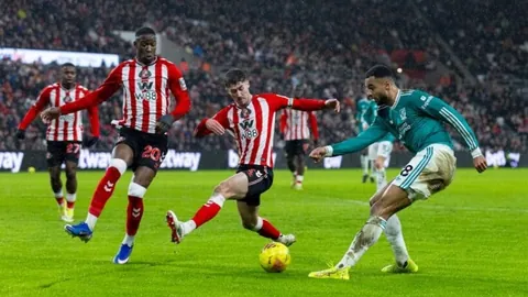 北青：黄嘉辉伤势稳定加入国足，球队23日抵悉尼